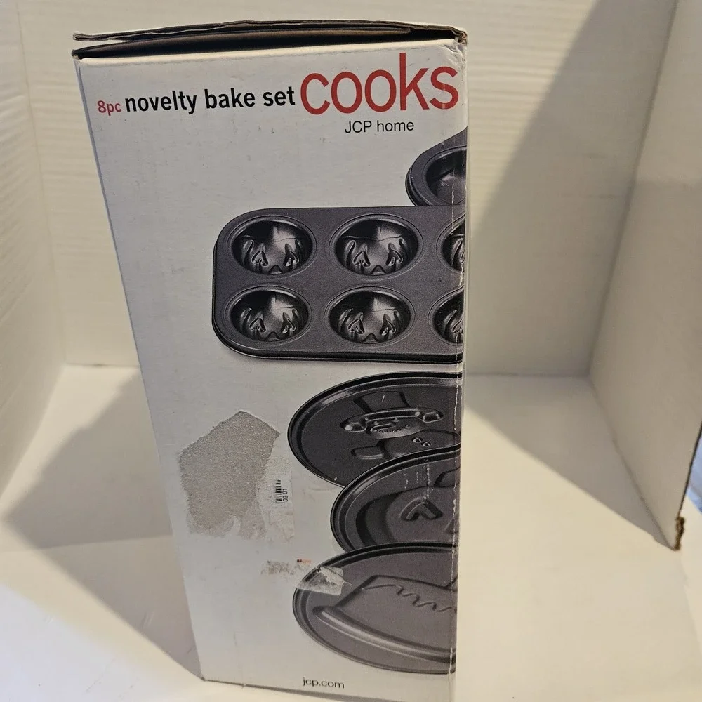 New Cooks 8-Piece Holiday Cast Nonstick Baking Pan Set Bday JackOLantern Snowman